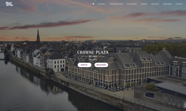 Cover1 Crowne Plaza Hotel Maastricht - Webdesign Maastricht – Responsive en SEO-proof websites op maat Aerial view of Maastricht's riverfront with Crowne Plaza Maastricht hotel; overlay buttons read Boek Nu and Restaurant.
