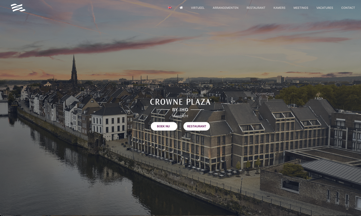 Cover1 Crowne Plaza Hotel Maastricht - Webdesign Maastricht – Responsive en SEO-proof websites op maat Vue aérienne du front de mer de Maastricht avec l'hôtel Crowne Plaza Maastricht ; les boutons superposés permettent de lire Book Now et Restaurant.