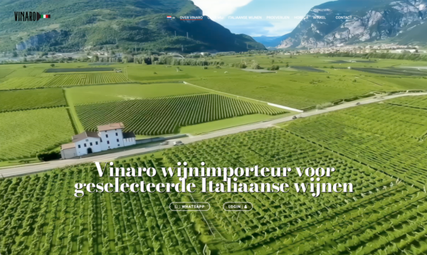 Vinaro cover - Webdesign Maastricht – Responsive en SEO-proof websites op maat Aerial view of a lush vineyard with a white winery building and distant mountains, overlaid by large Dutch text promoting Vinaro as importer of selected Italian wines.