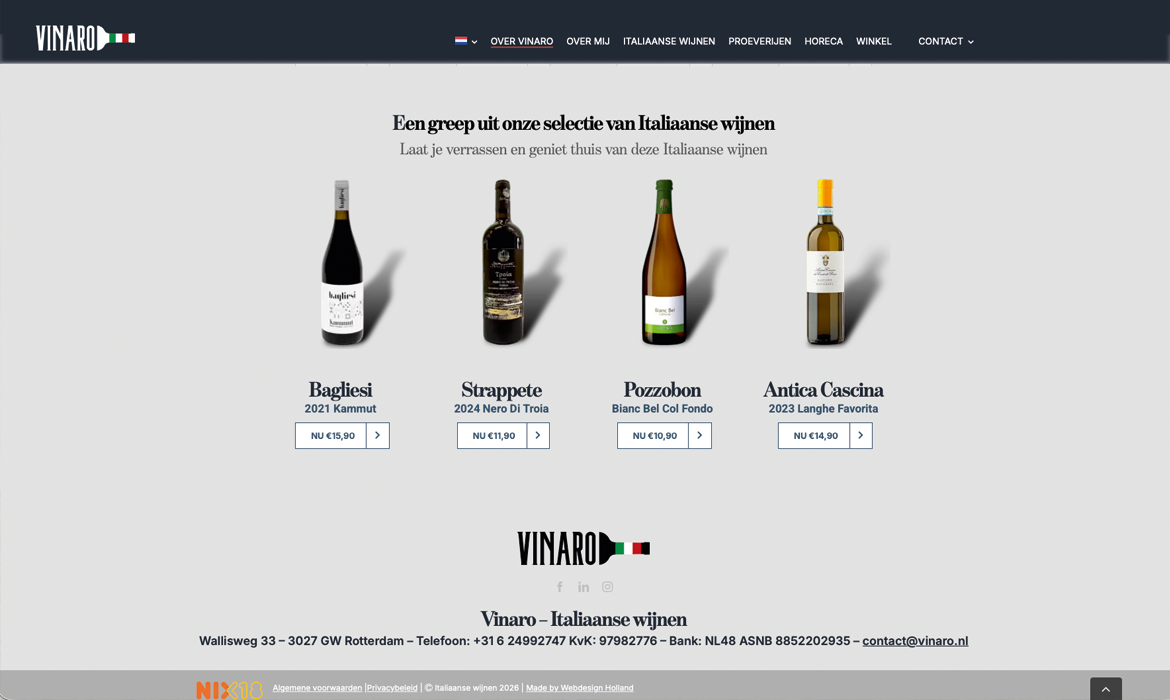 Couverture Vinaro à enroulement - Webdesign Maastricht – Responsive en SEO-proof websites op maat Section "héros" avec quatre bouteilles de vin italien, chacune présentant un nom, un millésime et un prix sur un fond gris clair (grille de produits). Des boutons "Ajouter au panier/NU" sont placés sous chaque bouteille.