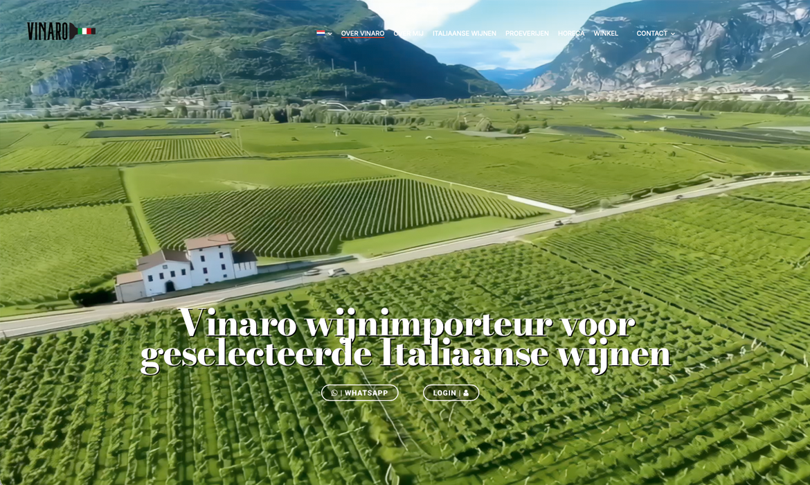 Vue aérienne d'un vignoble luxuriant avec un bâtiment viticole blanc et des montagnes lointaines, superposée à un texte néerlandais de grande taille faisant la promotion de Vinaro en tant qu'importateur de vins italiens sélectionnés.