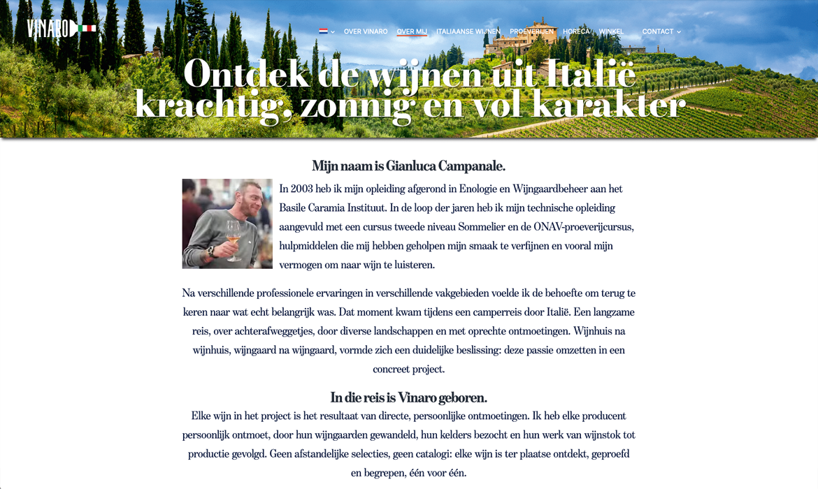 Vinaro sur moi - Webdesign Maastricht – Responsive en SEO-proof websites op maat Tête de héros avec un vignoble italien ensoleillé et le slogan néerlandais sur les vins italiens : "Découvrez les vins d'Italie puissants, ensoleillés et pleins de caractère".
