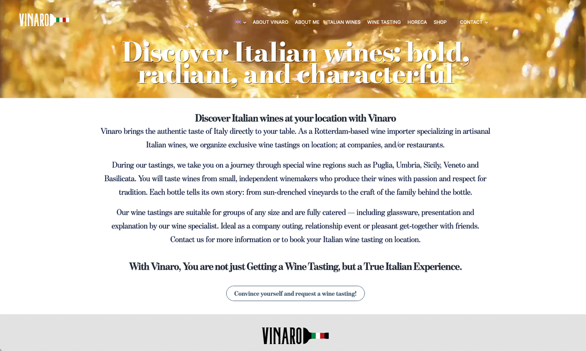 Dégustation de vin Vinaro FR - Webdesign Maastricht – Responsive en SEO-proof websites op maat Image principale : gros plan d'un vin doré dans un verre, avec un titre en gras et en blanc sur la découverte des vins italiens dans la bannière.