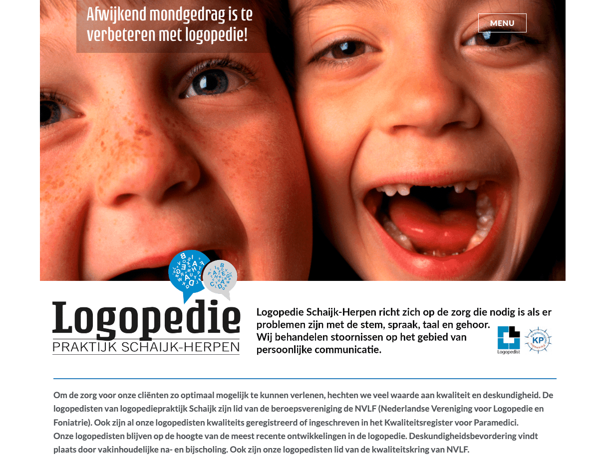 Twee lachende kinderen op een banner voor een logopediepraktijk (Logopedie Schaijk-Herpen). Tekst over afwijkend mondgedrag en logopedie.